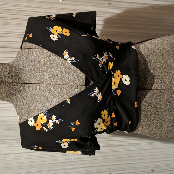 ❄️ 3/$25 H&M Floral Back Cut-out Back Tie Crop Top